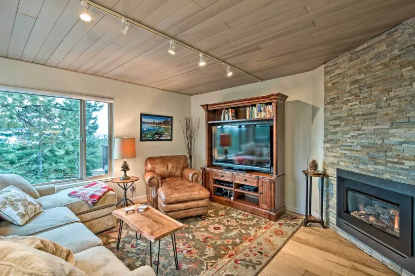 2 Mi to Heavenly Mountain: Tahoe Retreat w/ Views - Image 1