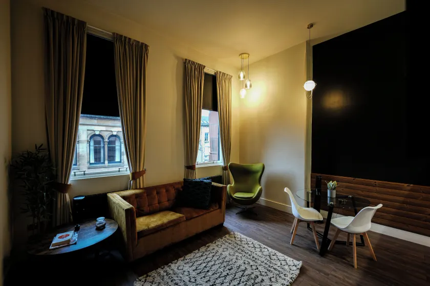 Revolver Glasgow - Image 1