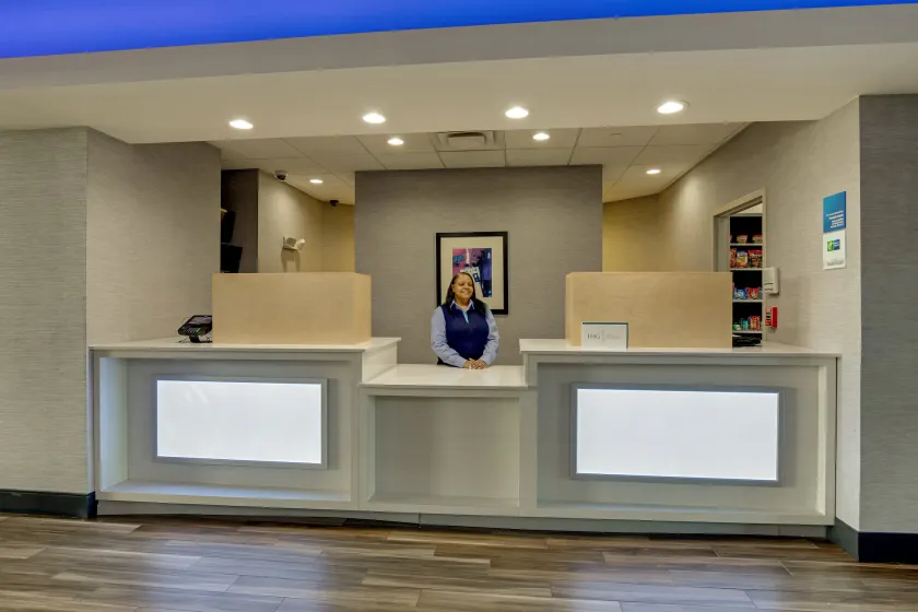 Holiday Inn Express Nashville-Opryland by IHG - Salón en el vestíbulo