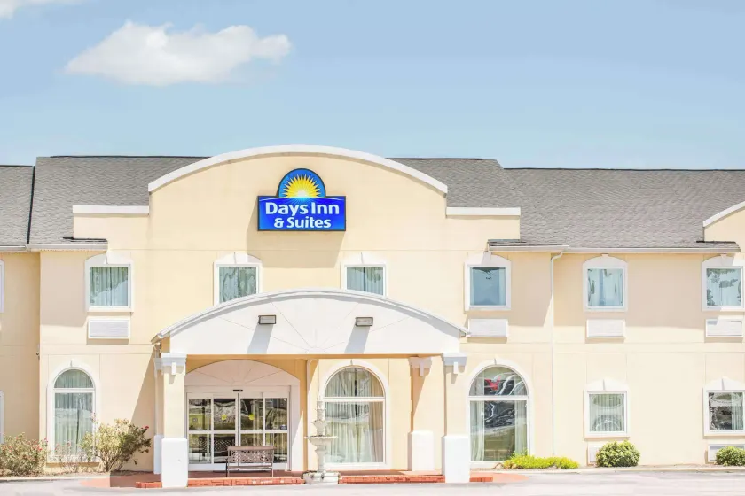 Days Inn & Suites by Wyndham Swainsboro - Image 1
