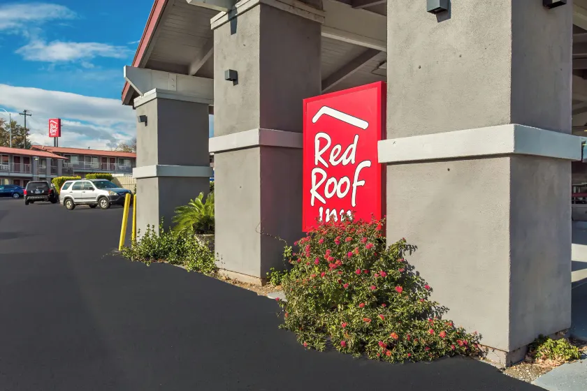 Red Roof Inn Redding - Image 1