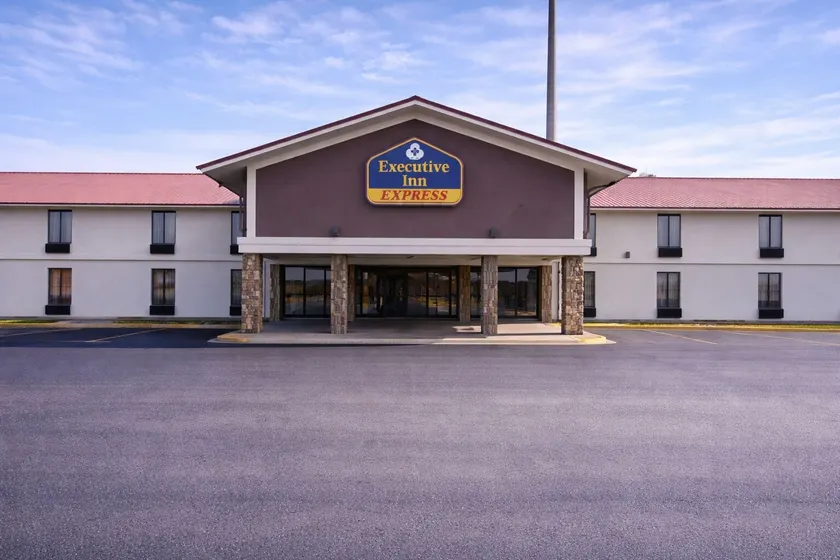 Executive Inn Pine Bluff - Image 1