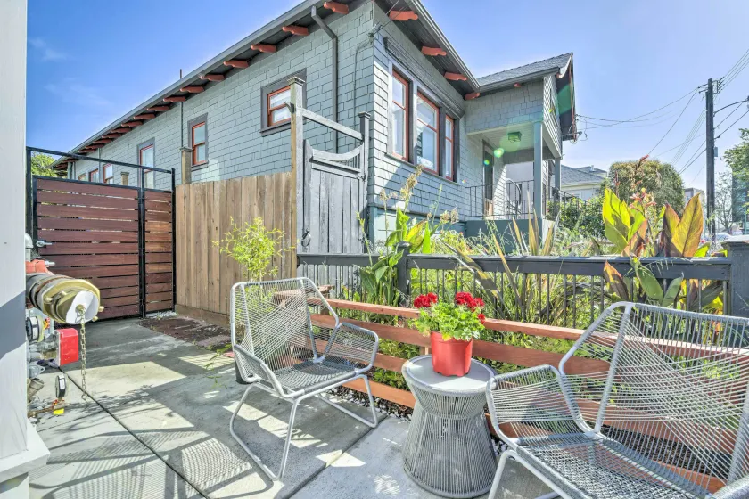 Sunny Oakland Retreat with Patio and Cute Garden - Image 1