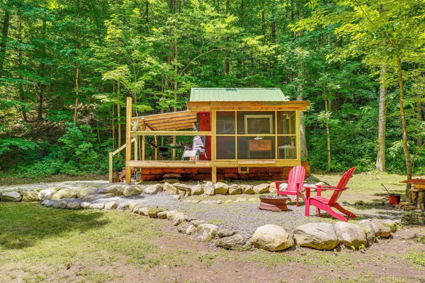 Solar-powered Brandon Studio Cabin: Hiking Access - Image 1