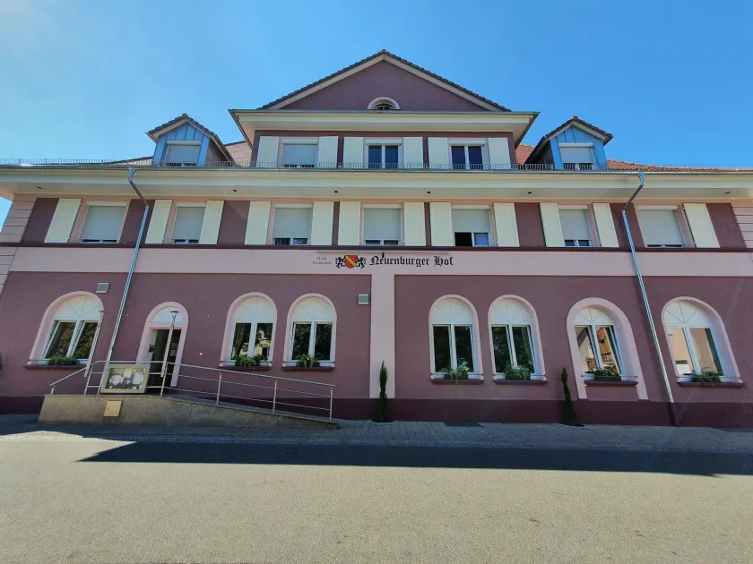Hotel Neuenburger Hof - Image 1