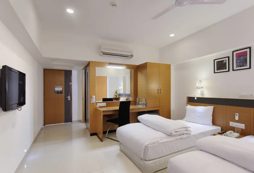 Hi 5 Hotel & Experience - Image 1
