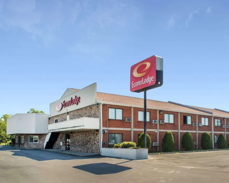 Econo Lodge Darien Lakes - Image 1