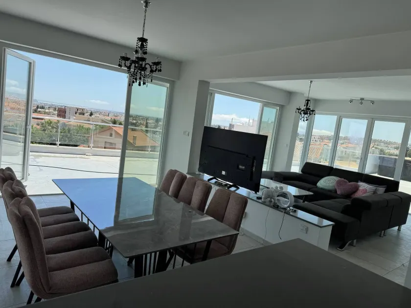 Sky villa penthouse with private outdoor hottub - Image 1