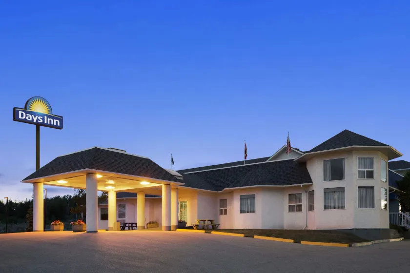 Days Inn by Wyndham Hinton - Image 1