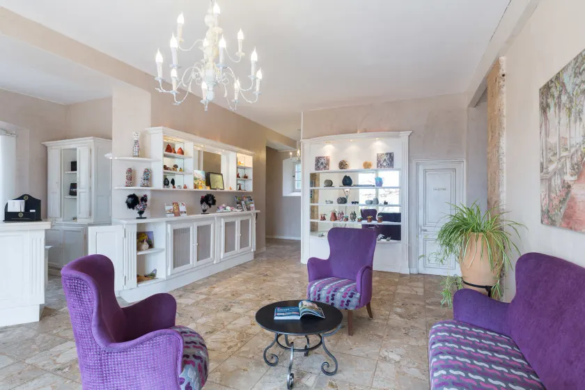 La Bastide De Tourtour Hotel & Spa - Siddeområde i lobbyen