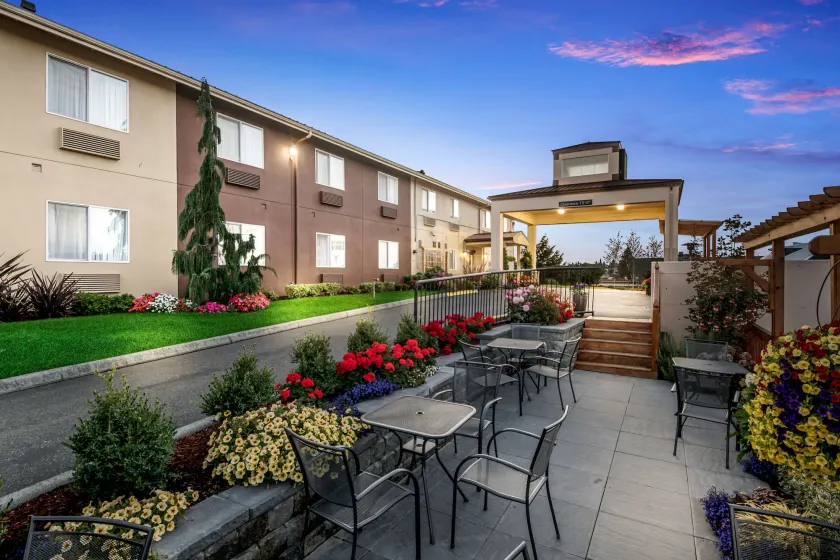Red Lion Inn & Suites Sequim at Olympic National Park - Image 1