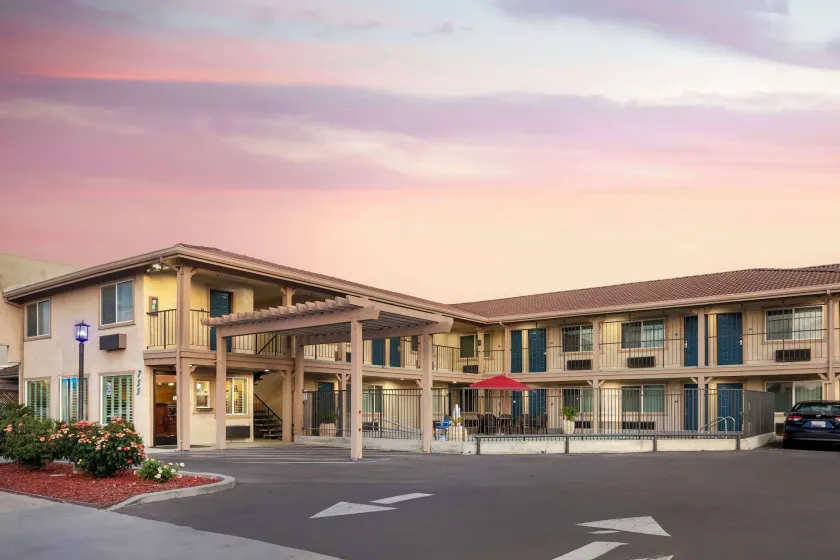 Best Western Hanford Inn - Image 1