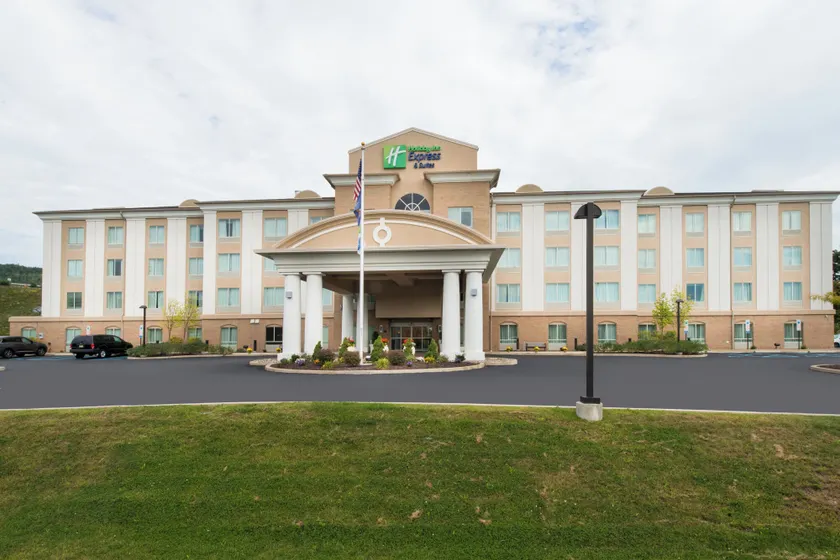 Holiday Inn Express and Suites Dickson City by IHG - Image 1