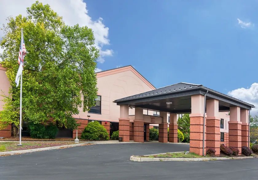 Quality Inn & Suites Kearneysville - Martinsburg - Image 1