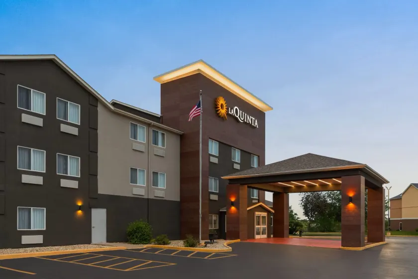 La Quinta Inn & Suites by Wyndham Peru Starved Rock St Park - Image 1