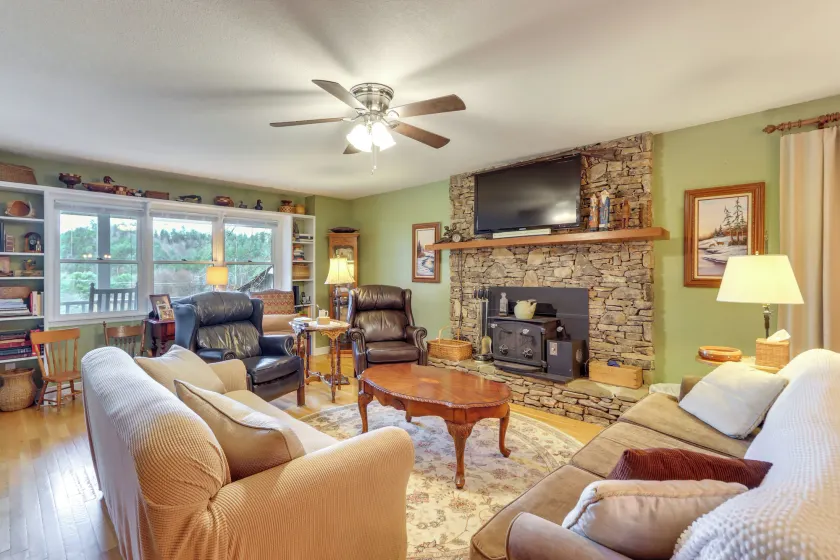 30 Acres of Mountainside Peace: Home in Marble - Image 1