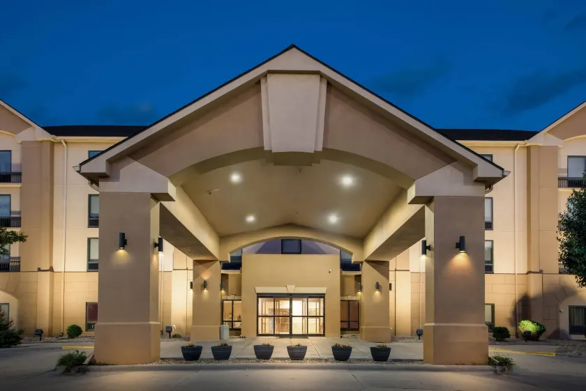 Days Inn & Suites by Wyndham Cedar Rapids - Image 1