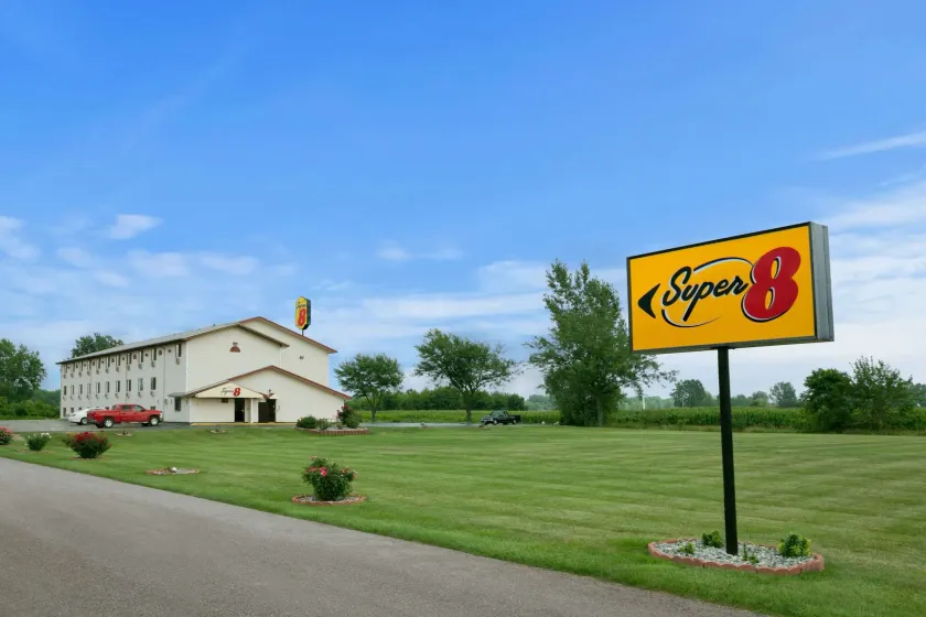 Super 8 by Wyndham Saginaw - Image 1