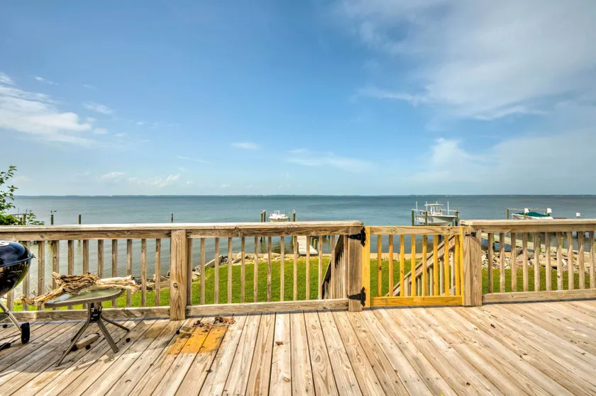 Coastal Escape: Bayfront Home w/ Dock & Views - Interiør