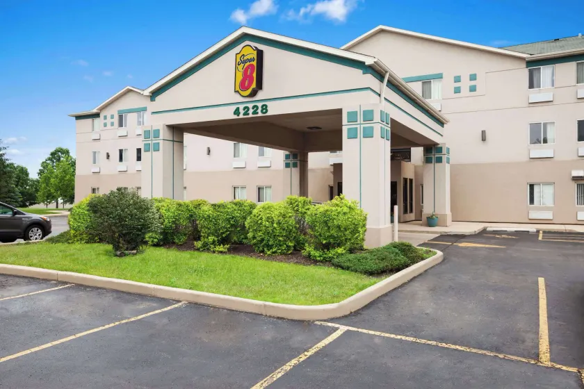 Super 8 by Wyndham Aurora/Naperville Area - Image 1