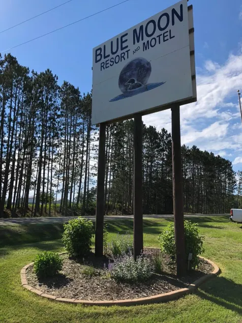 Blue Moon Resort & Motel - Image 1