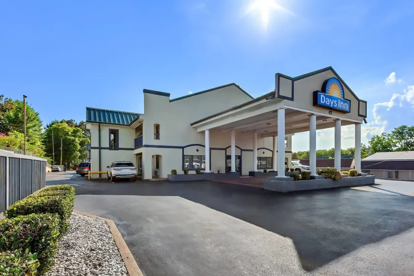 Days Inn by Wyndham Lexington - Image 1