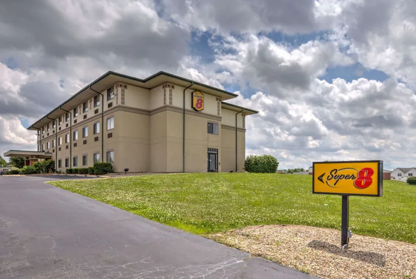 Super 8 by Wyndham Waterloo - Image 1