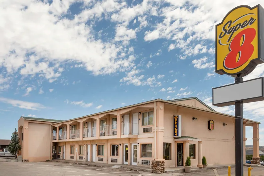Super 8 by Wyndham Evanston - Image 1