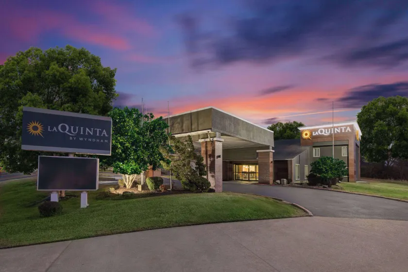 La Quinta Inn by Wyndham El Dorado - Image 1