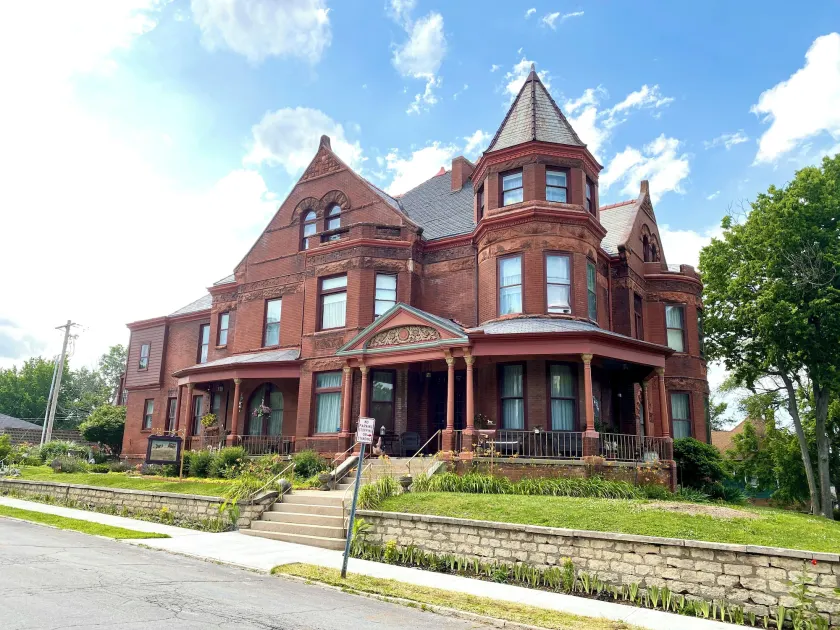 Vineyard Mansion Carriage House - Image 1