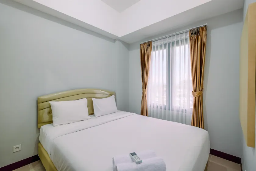 Elegant and Comfort 2BR at Royal Heights Apartment By Travelio - Zimmer