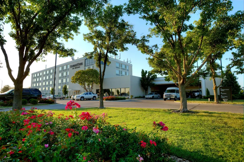 DoubleTree by Hilton Hotel Wichita Airport - Image 1