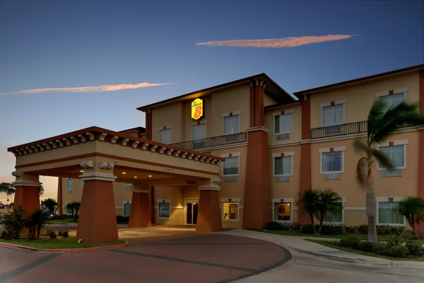 Super 8 by Wyndham Hidalgo/McAllen Area - Image 1