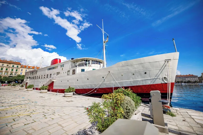 Botel Marina - Image 1