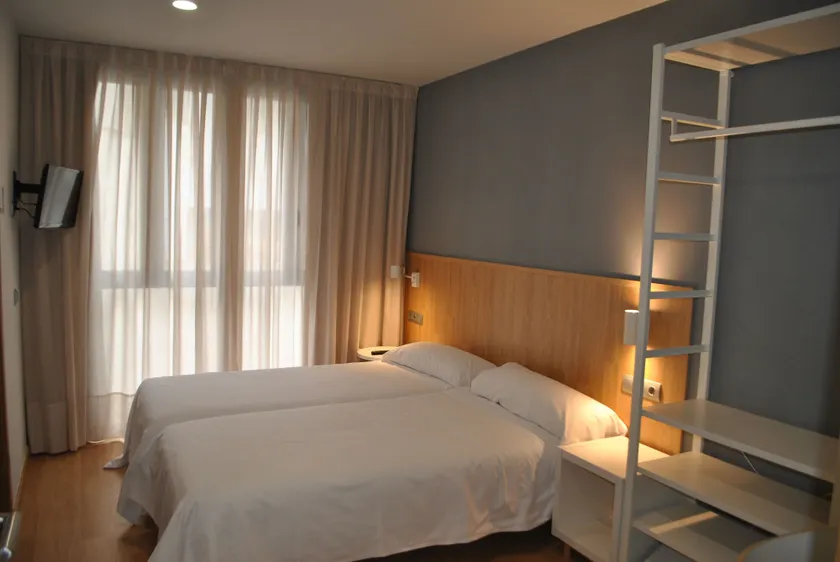 Hostal Universitat - Image 1