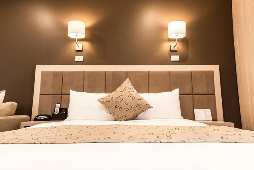 The Waverley International Hotel - Image 1