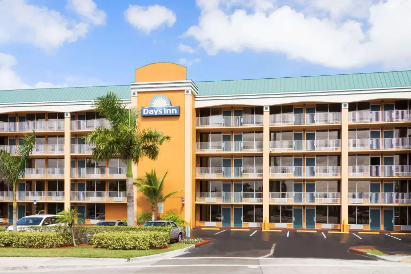 Days Inn by Wyndham Fort Lauderdale-Oakland Park Airport N - Image 1