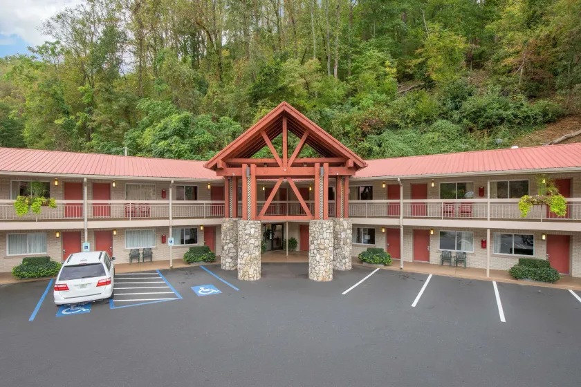 Econo Lodge Cherokee Near Island Park - Image 1