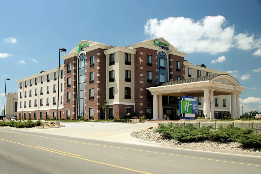 Holiday Inn Express & Suites Marion Northeast by IHG - Image 1