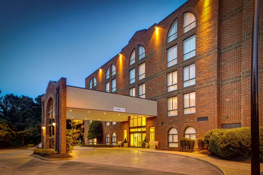 Embassy Suites Williamsburg - Image 1
