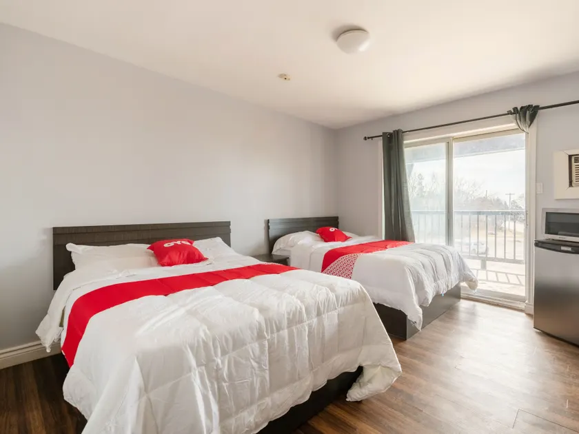 Hotel Beaverton ON - Lake Simcoe - Image 1