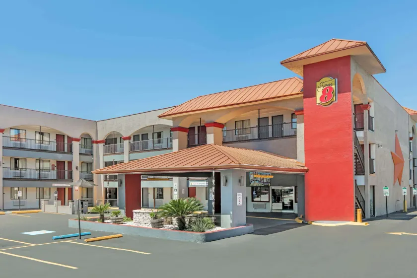 Super 8 by Wyndham Austin University/Downtown Area - Image 1