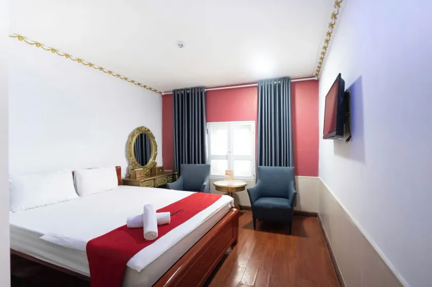 Crowne Bui Vien Hotel - Image 1