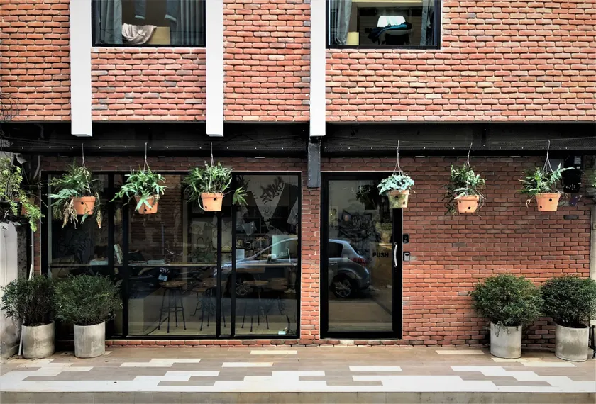 Stay Thapae Hostel - Image 1