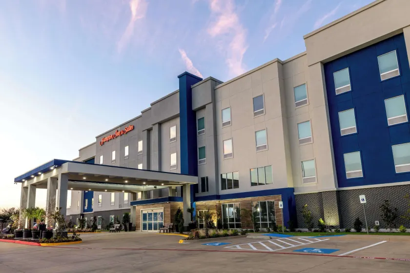 Hampton Inn & Suites Cleburne - Image 1
