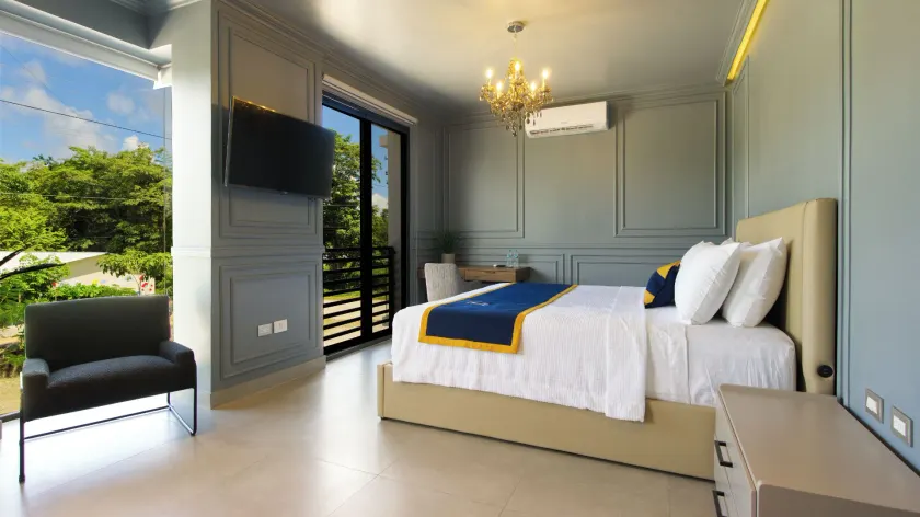 Hotel Tiffany - Image 1