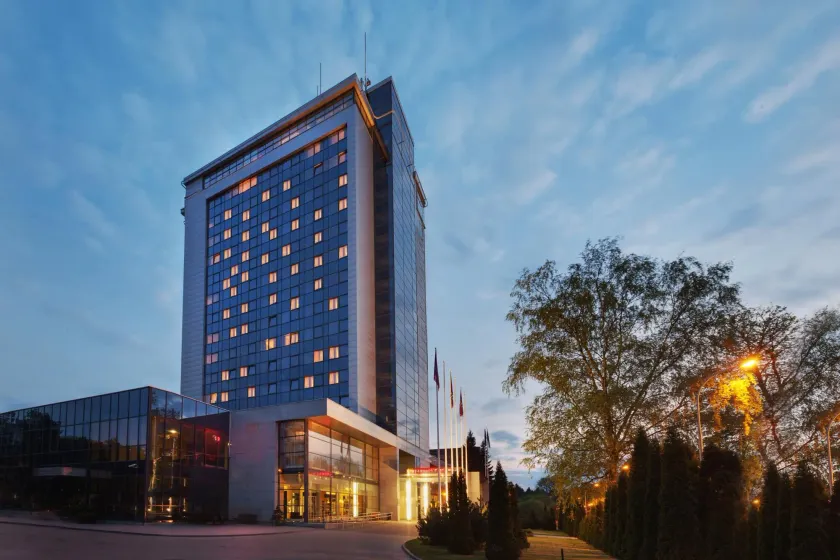 VILNIUS PARK PLAZA HOTEL & SPA, Restaurant, Panorama Bar, Conference & Banquet Center - Image 1