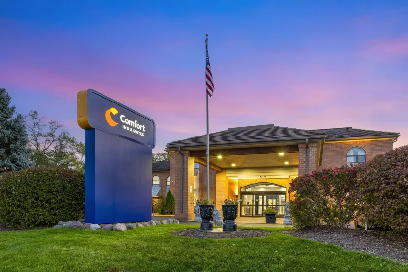 Comfort Inn & Suites Mundelein-Vernon Hills - Image 1