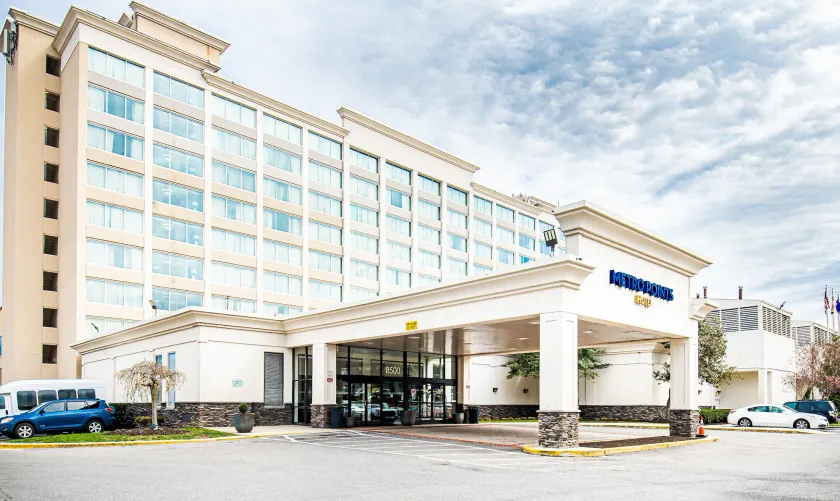 Metro Points Hotel - Image 1
