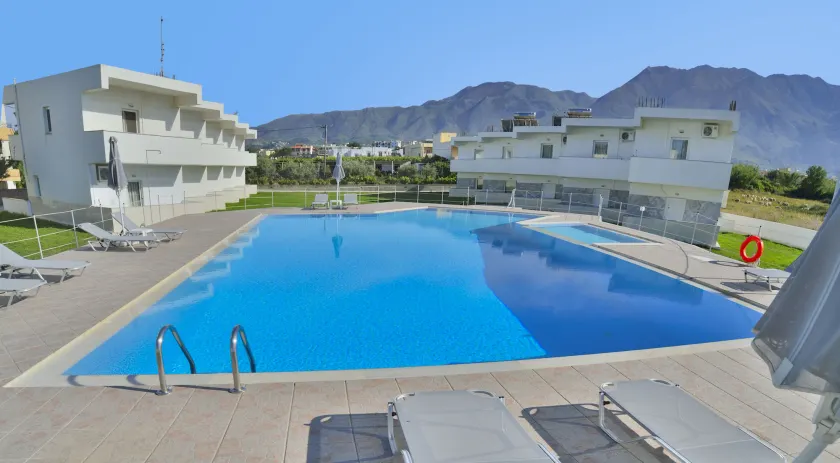 Reina Apartments - Image 1